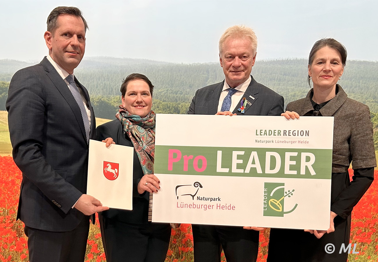 Ministerin Miriam Staudte (4 v. l), Ministerin Melanie Walter (2 v. l.) und Ministerpräsident Olaf Lies (1 v. l.) übergeben ein Positionspapier an Bundesagrarminister Alois Rainer (3 v. l.).