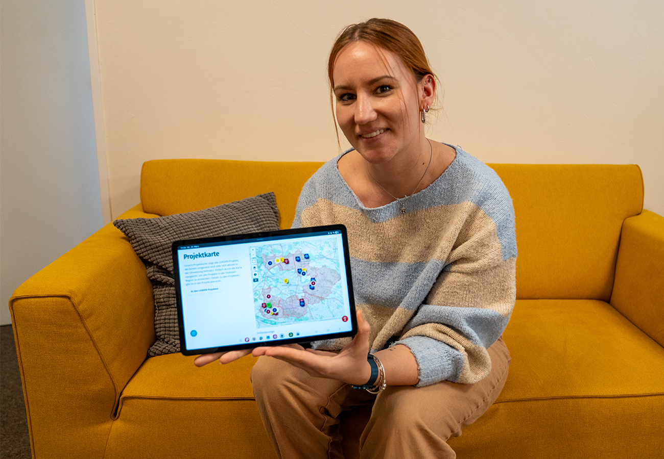 Regionalmanagerin Adriana Guse mit der Projektkarte der Region